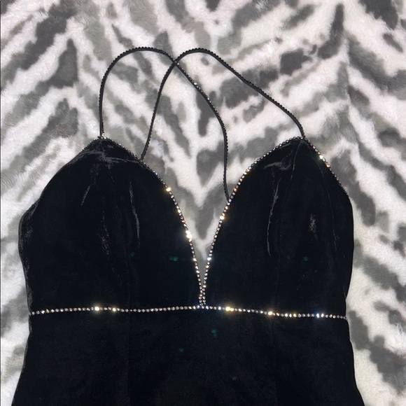 Elegant Crystal Embellished Velvet Black Mini Dress - Picture 3 of 6